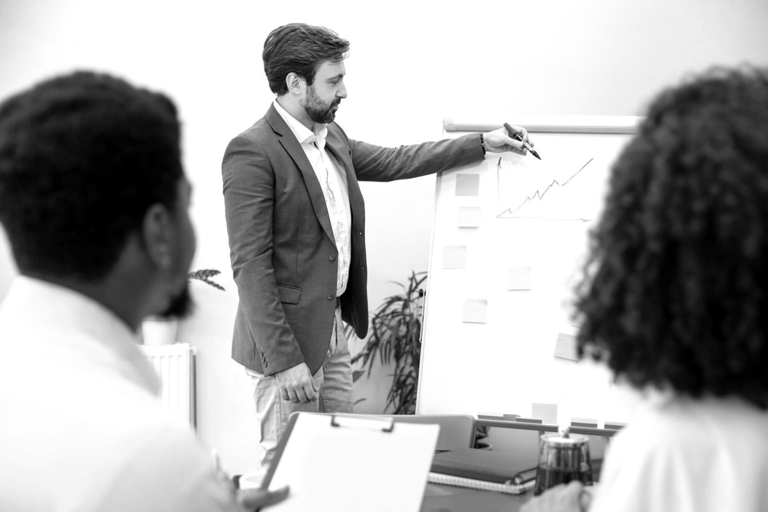 Espacio de trabajo moderno donde desarrollamos estrategias de análisis financiero personalizadas