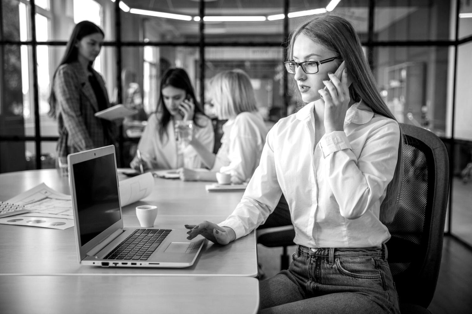 Sesión de análisis financiero con estudiantes trabajando en gráficos y tendencias de mercado